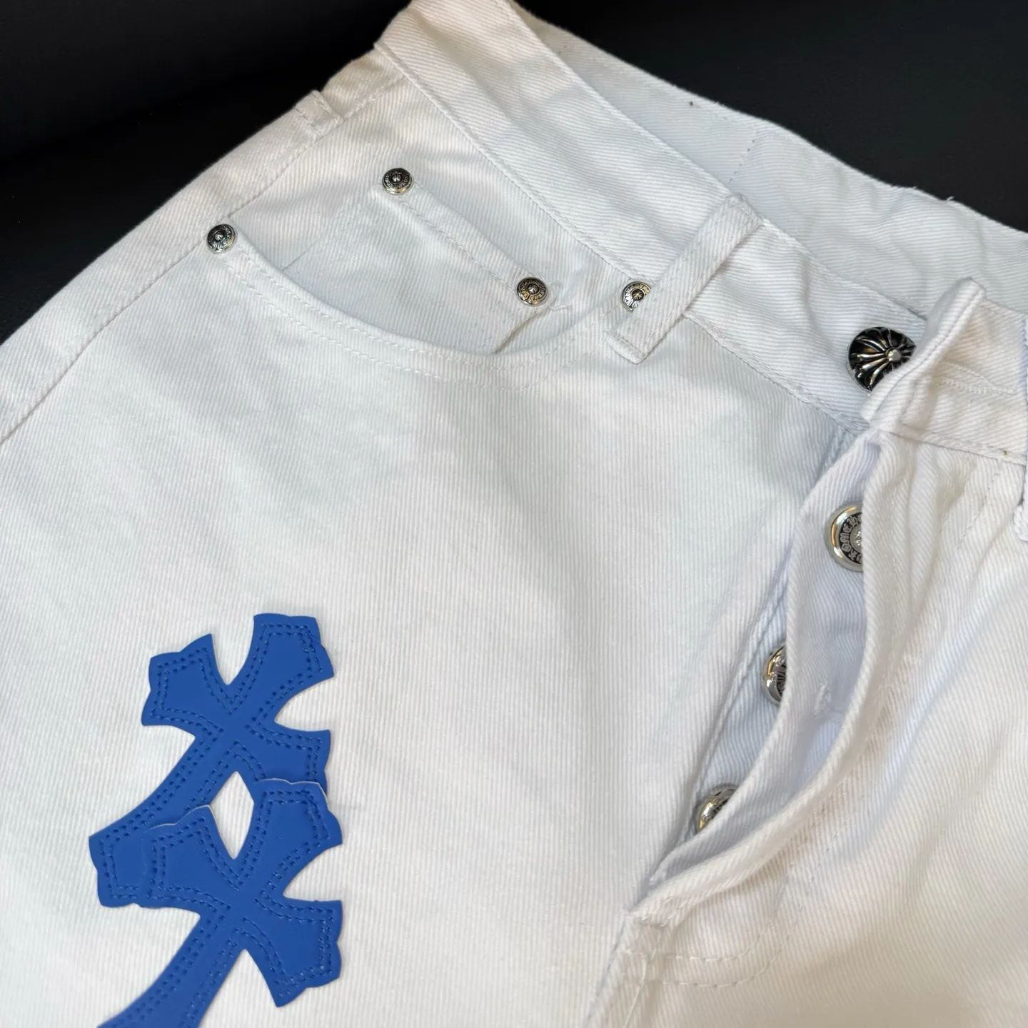 P230 Style number: D306 Chrome Hearts white and blue leather jeans Size: 28-34 corresponding to S-XL Color: White Size: S-XL (corresponding to 28 30 32 34) 28 30 32 34 Size S M L XL Length 101 102 103 104 Hips 110 114 118 122 Waist circumference 86 90 94 98 (There is an error of 1~3cm due to manual measurement)